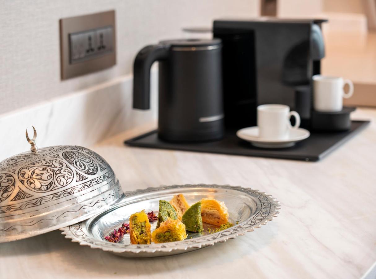 Hotel Address Provincia di Istanbul Esterno foto A coffee machine in a hotel room