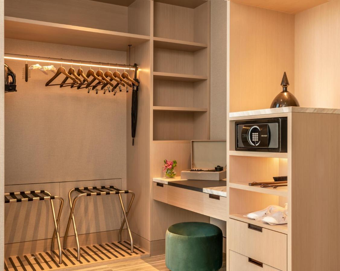 Hotel Address Provincia di Istanbul Esterno foto A safe in a hotel room