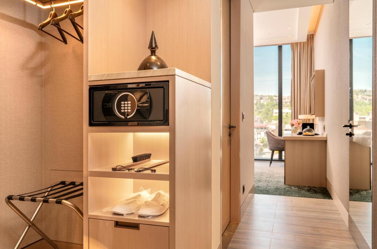 Hotel Address Provincia di Istanbul Esterno foto A safe in a hotel room