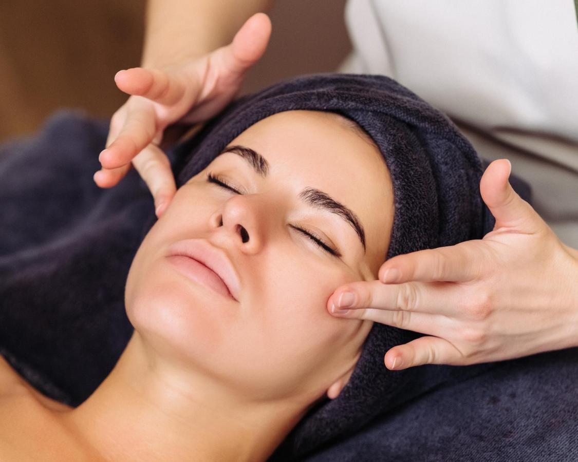 Hotel Address Provincia di Istanbul Esterno foto A woman receiving a facial massage