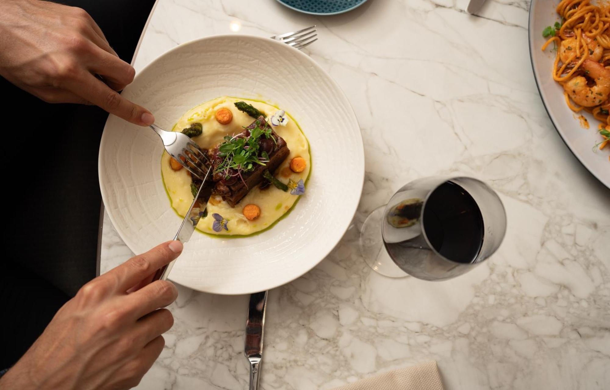 Hotel Address Provincia di Istanbul Esterno foto A person using a fork to cut into a meal