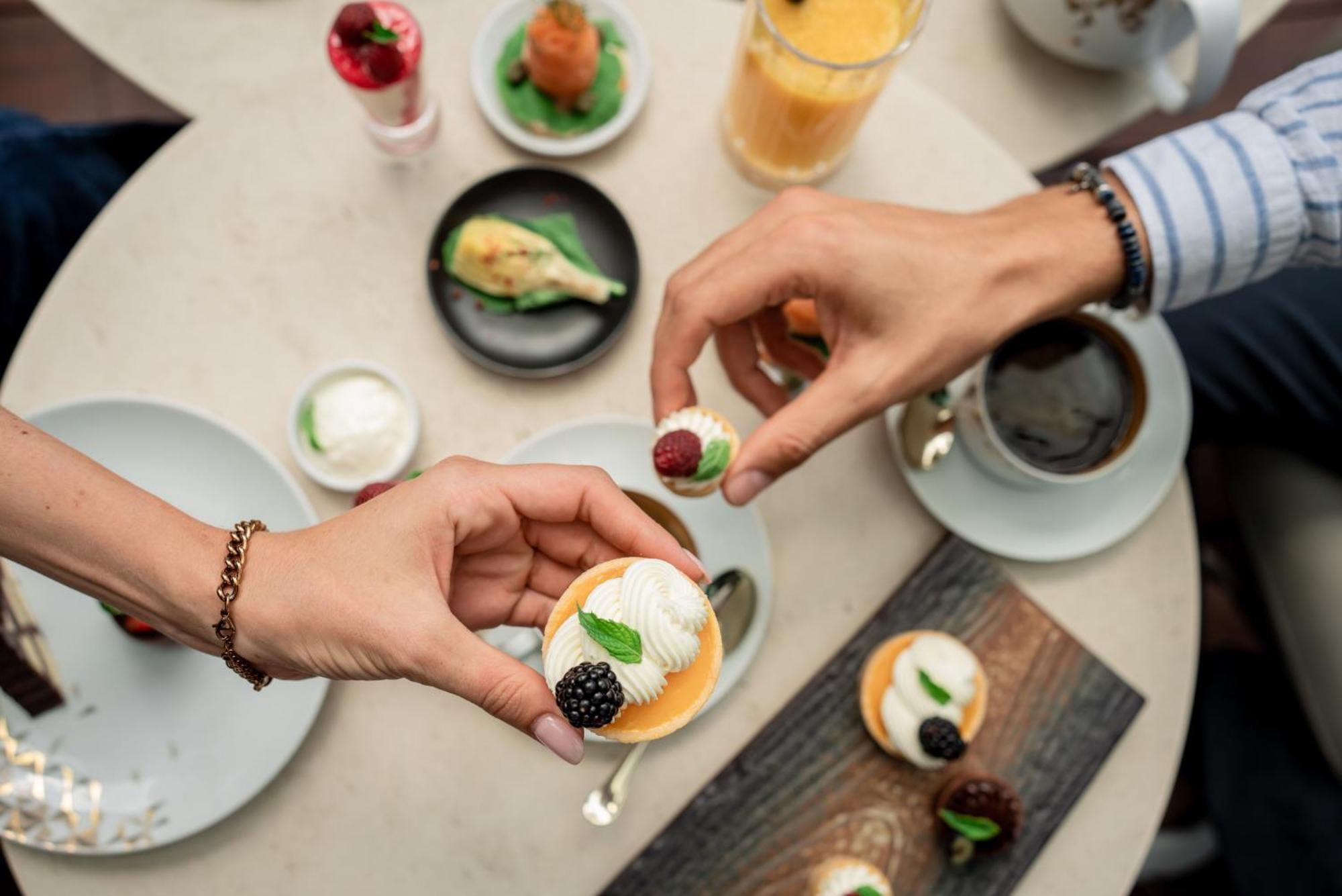Hotel Address Provincia di Istanbul Esterno foto Sharing food